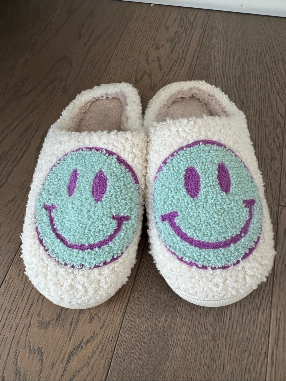 preppy smiley face slippers 😊